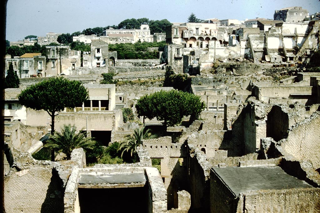 Herculaneum, 1957. Rear of Ins. Orientalis II, lower part of photo. Looking west across site from access roadway. Photo by Stanley A. Jashemski.
Source: The Wilhelmina and Stanley A. Jashemski archive in the University of Maryland Library, Special Collections (See collection page) and made available under the Creative Commons Attribution-Non-Commercial License v.4. See Licence and use details.
J57f0424